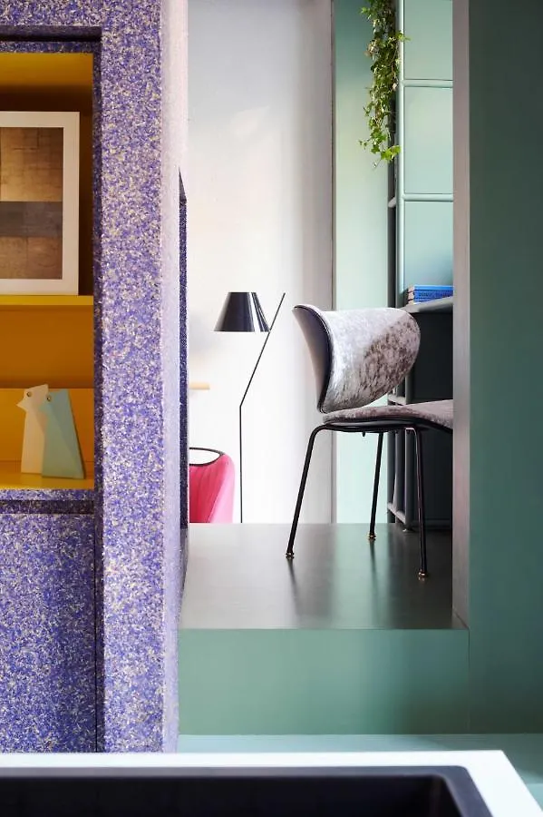Easylife - Colorato Studio Con Terrazzo Milan 0*,  Italy